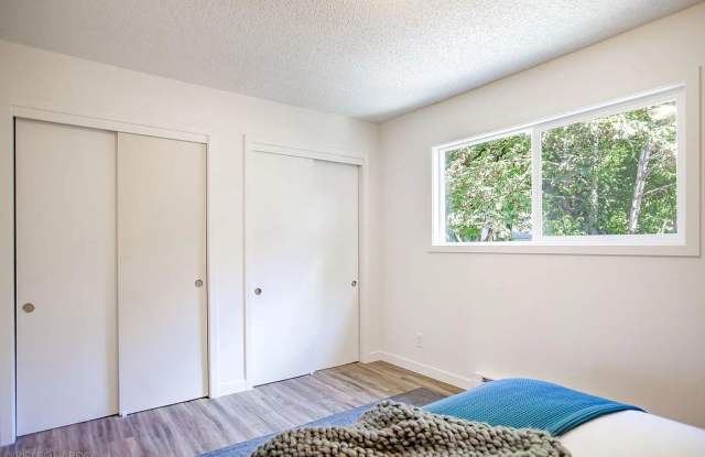 Stunning Views overlooking Oregon City- 1 Bedroom/1Bath Gallery 1