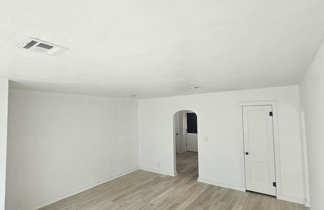 917 North Oak Street Gallery 4