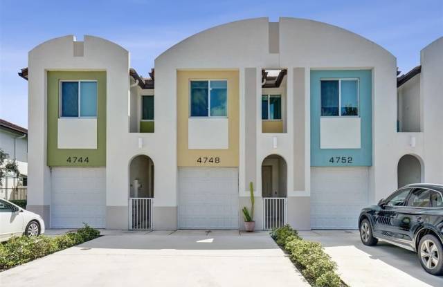 4748 SW 63rd Ter photos photos