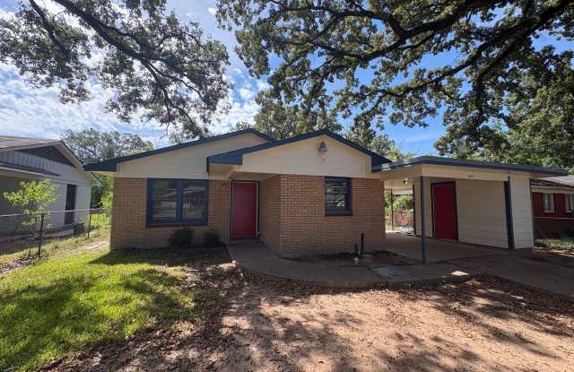 Beautiful 3 bedroom/1 bath home with Central Air and Heat! Gallery 1