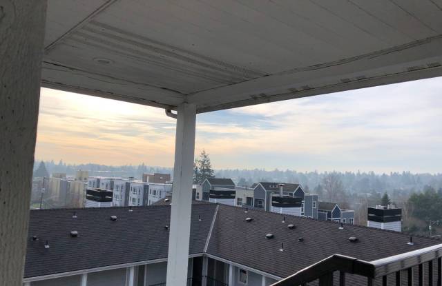 LOCATION!!! 1 Bed, 1 Bath in Greenwood; Busline in walking distance. - 9200 Greenwood Avenue North, Seattle, WA 98103