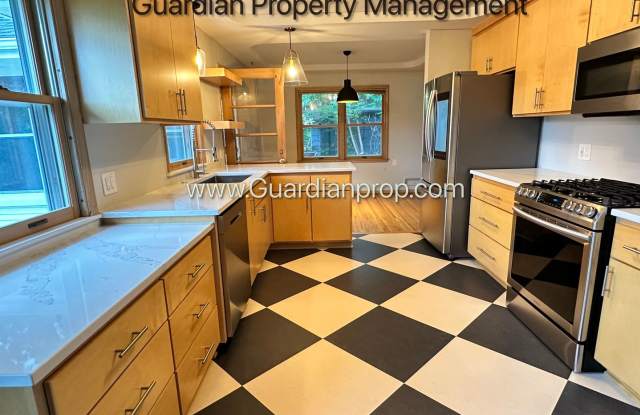 South Minneapolis Single Family Home, Fenced Yard, 2 Car Garage, Sauna, Fenced Yard photos photos