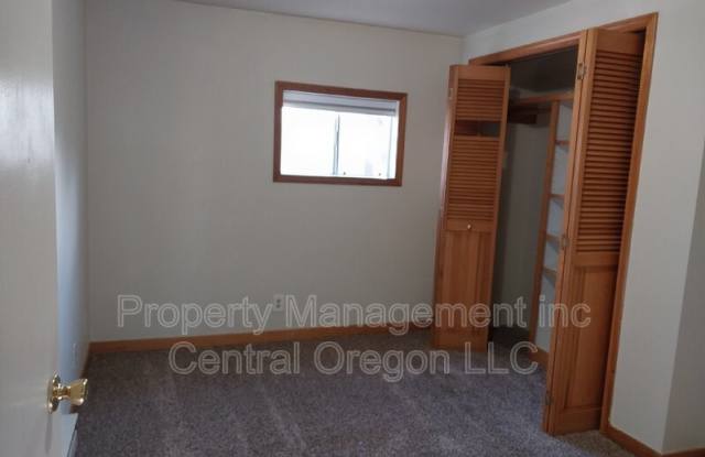 435 Southeast 9th Street - 435 Southeast 9th Street, Madras, OR 97741