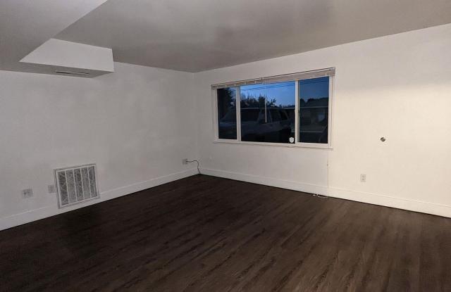 Updated 2-Bedroom Apartment with Garage & Central Air in Ogden! Gallery 3