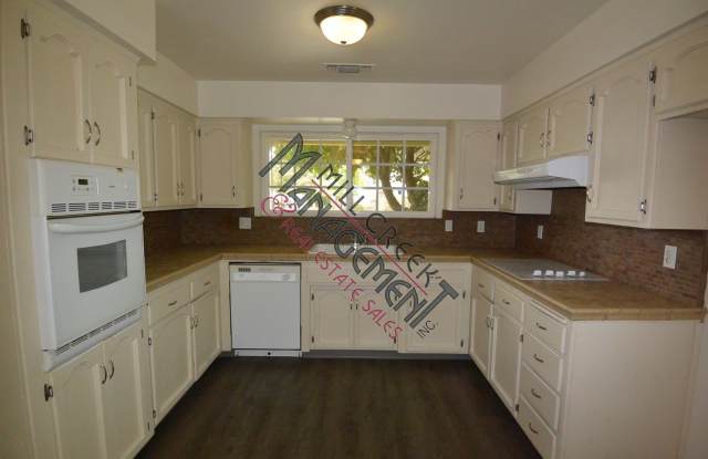 Beautifully Maintained Home with Pool!!!! SW Visalia off of Whitendale and County Center Gallery 4