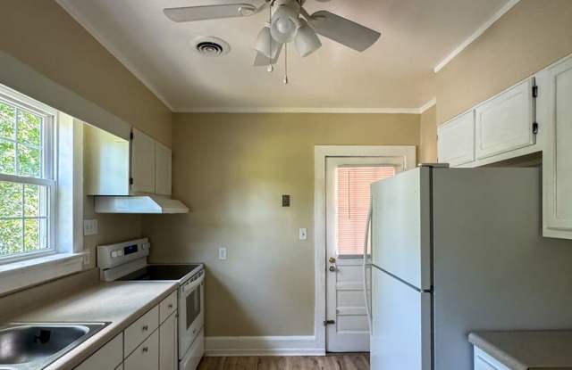 Charming 2 Bed 1 Bath Duplex in Haymount Gallery 3