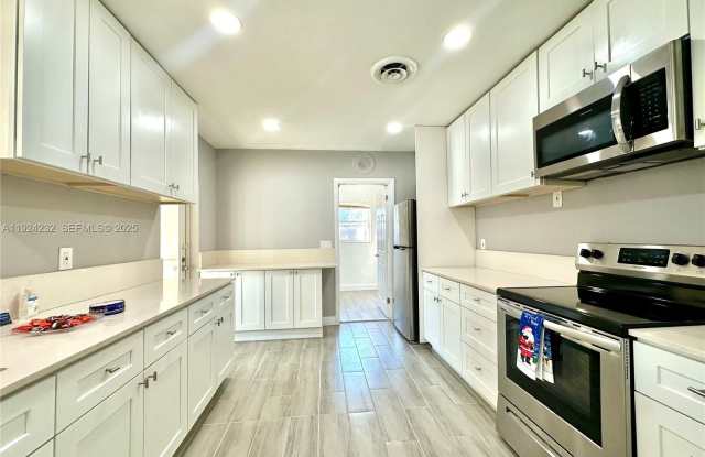 912 NE 9th Ct photos photos