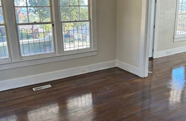 Newly Renovated 4 Bedroom Home / College Hills Community - 846 7th Street West, Birmingham, AL 35204