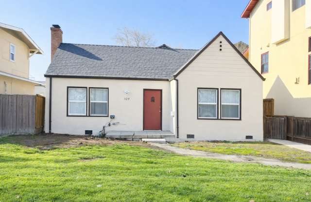 Welcome Home to This Spacious Downtown Davis Charmer Move in Now not a fall rental photos photos