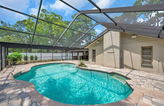 Feather Sound pool home at the end of a secluded cul-de-sac - 4bed|2bath Gallery 4