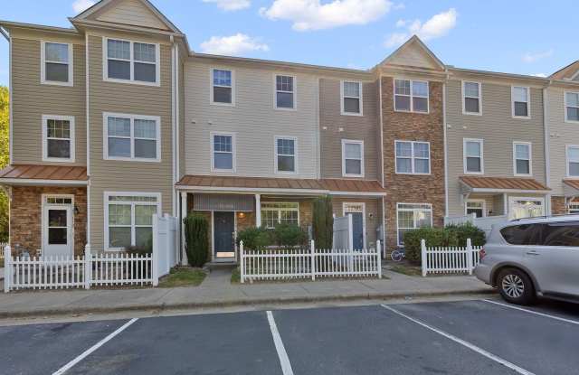 **3BD / 2.5BA TOWNHOME IN PRIME LOCATION** Gallery 3