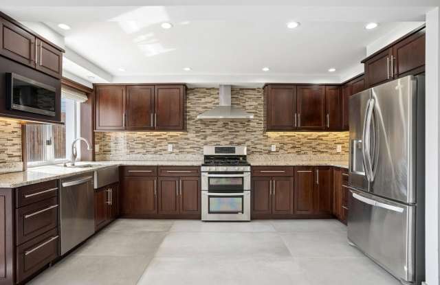 84 GOTHAM Avenue photos photos
