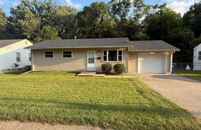 Updated 3 Bedroom Ranch with Fenced Yard – 648 Waverly Rd., Davenport, IA 52804 photos photos