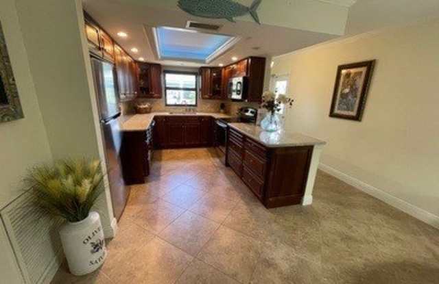 4525 Country Club Boulevard Gallery 2