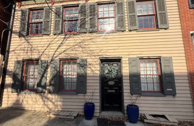 Beautiful 4 BR, 1.5 Bath Townhouse w/off street parking Gallery 1