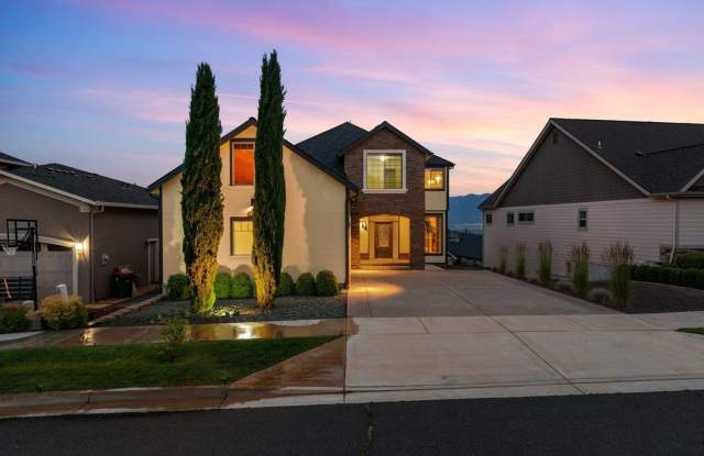 Luxury East Medford Home with 4 Bedrooms, 2 Bonus Rooms & Dual Living Areas photos photos