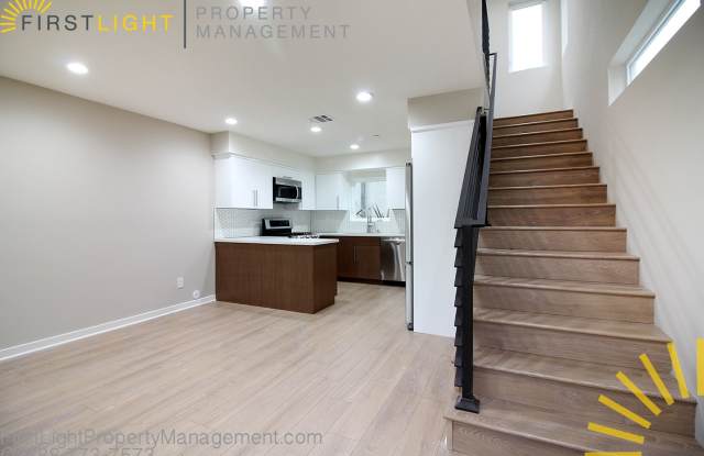 4924 Laurel Canyon Boulevard - 4922 Gallery 2