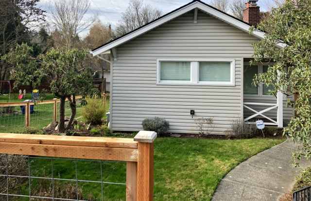 6621 Holly PL SW. Gallery 2