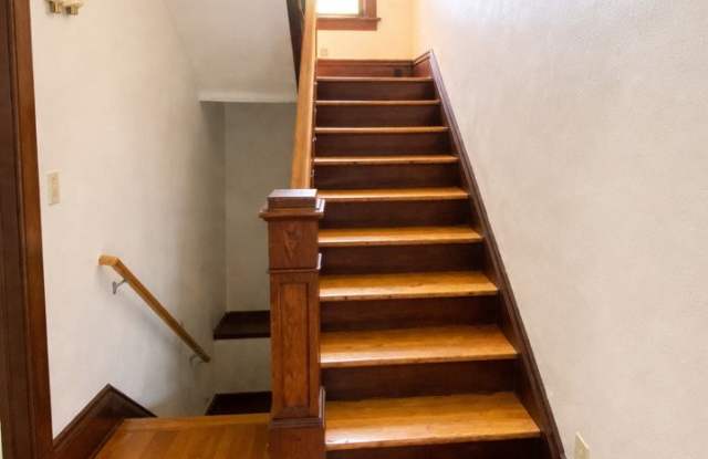June 1st 2027 MOVE IN- Near St. Thomas - Huge 5 Bedroom with Deck and Garage! Large Bedrooms! Gallery 4