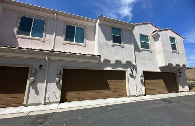 AVAILABLE NOW!!! Modern, Well-Maintained, Energy-Efficient 3 Bed / 2 Bath! photos photos