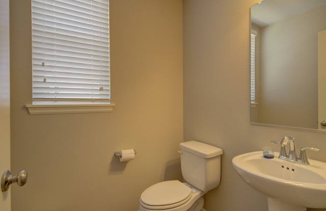 Spacious 6-Bedroom Home in Desirable Bethany Neighborhood! Gallery 4