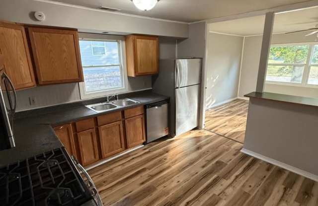 3-Bed 1 Bath Home with a 1-Car Detached Garage and a Fenced Backyard Gallery 4