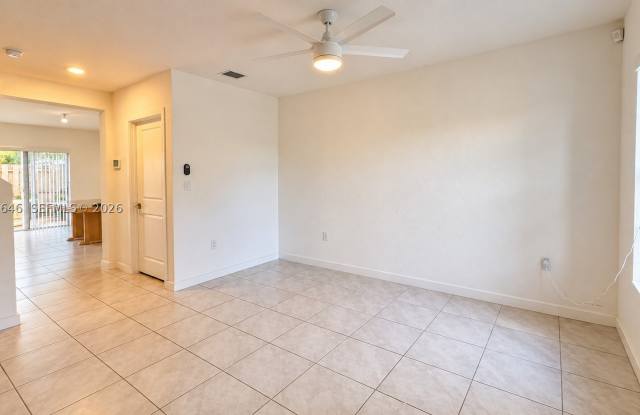 585 NE 5th Pl Gallery 3
