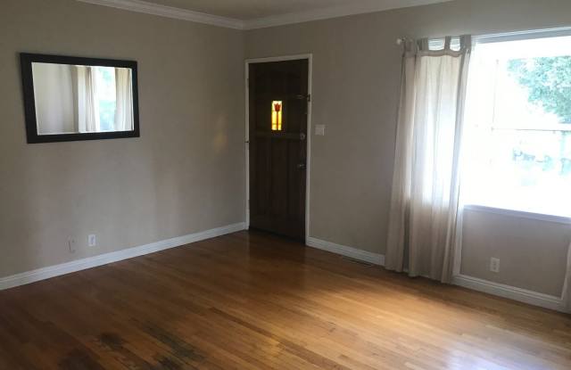 5009 La Crescenta Avenue Gallery 2