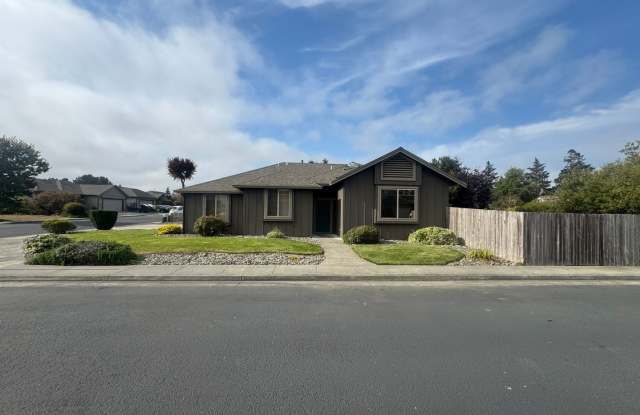 Lovely Loleta! Executive 3 bed, 2 bath home - 7 Shadowbrook Street, Loleta, CA 95551