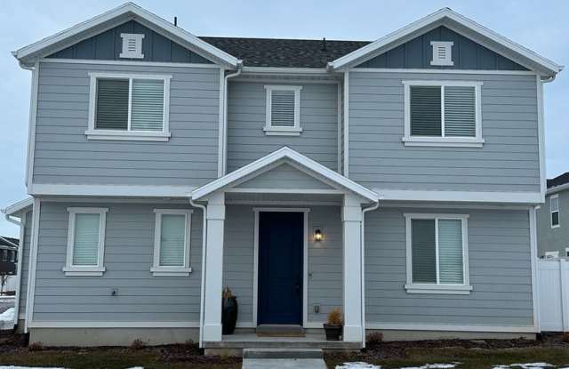 Beautiful 2021 home with fenced yard Gallery 1