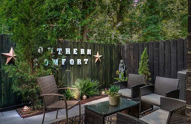 2BR/1.5BA Brick Townhome in Charleston | Private Patio | Covered Porch Gallery 4