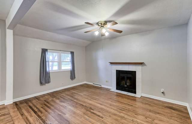 Amazing 3 Bed / 1.5 Bath Ranch Near CSU – Large Fenced Yard | Pets Welcome | Students Welcome photos photos
