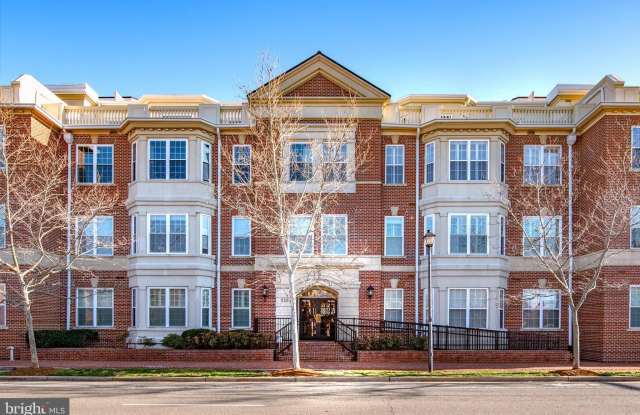 828 SLATERS LANE photos photos