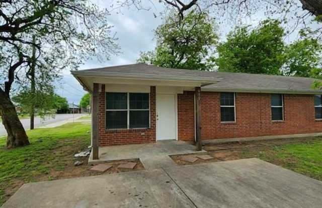 400 Blackwood Street - 400 Blackwood Street, Gainesville, TX 76240
