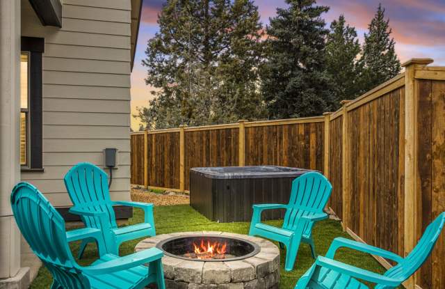 Modern Home with Hot Tub, Game Room & 2 King Suites. 60 day minimum Gallery 4