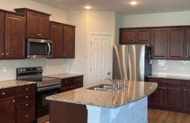 Well Appointed 2 Story Home in Lebanon Gallery 4