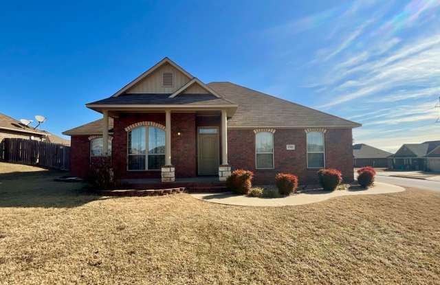 Beautiful Living: 3 Bed, 2 Bath Home with 2-Car Garage and Fenced Backyard - 2500 Griffin Street, Van Buren, AR 72956