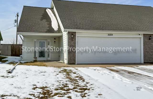 2 bedroom 1.5 bath duplex with sunroom, 2 car garage and fenced yard photos photos