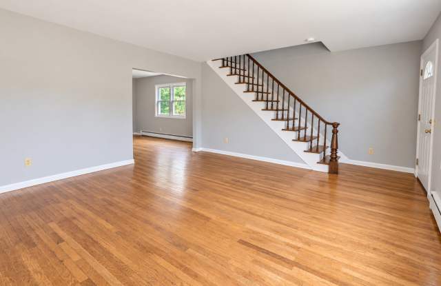 Spacious 3-Bedroom Home with Hardwood Floors & Large Bedrooms Gallery 4
