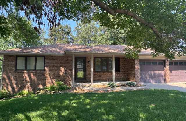 Beautiful walk-out house in SOUTH Lincoln photos photos