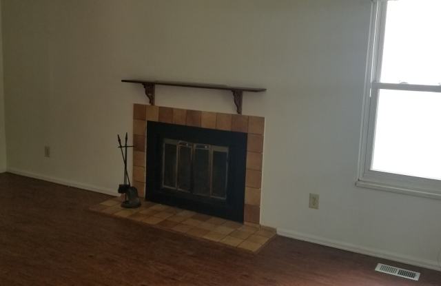 3 Bedroom 1.5 Bath Townhouse with a 1 Car Garage Gallery 4