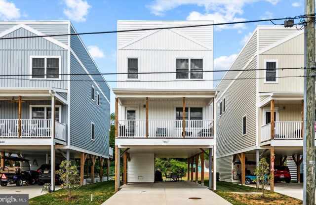 221 WILDER Avenue Gallery 2