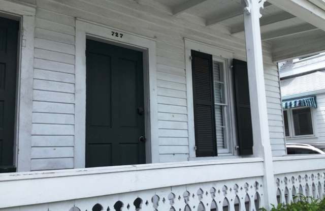 Old Town Location - 1 bed / 1 bath Apartment Gallery 1