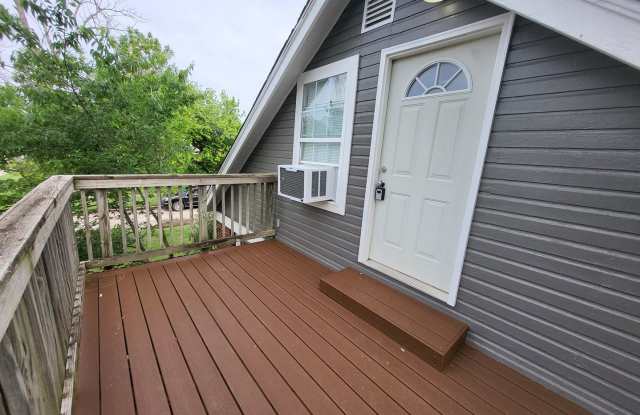 Studio loft next to UCO campus with deck and fenced yard photos photos