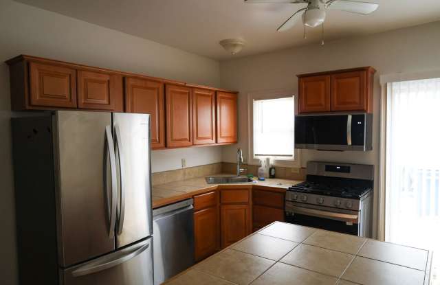 Lovely 4Br 2Bath with In-Unit Washer/Dryer photos photos