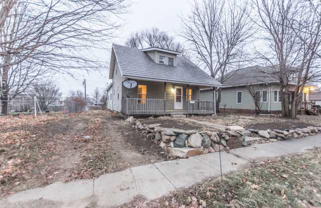 2 Bedroom 1 Bath Home - Big 2 Stall Detached Garage photos photos