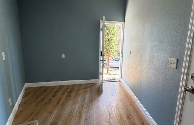 Live in the trees! Full Solar! Great home in Lake of the Pines! Gallery 3