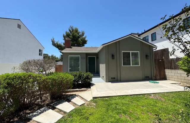 Spacious 4-Bedroom Home in Montrose with Large Private Deck & 2 Car Garage Gallery 3