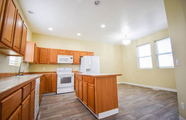 Beautiful 3BDRM Home W/fenced in yard  deck in Oregon City - 1109 Center Street, Oregon City, OR 97045