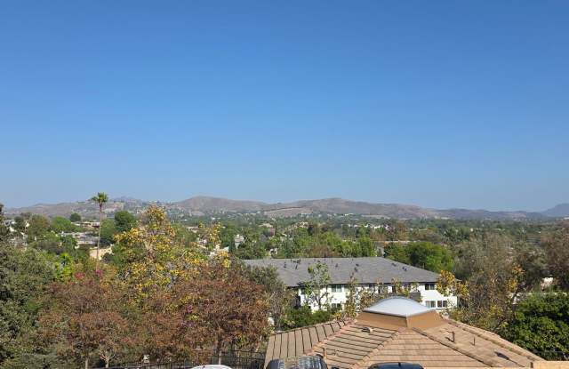 Thousand Oaks Town Home with Amazing Views Including a Two Car Garage Gallery 4